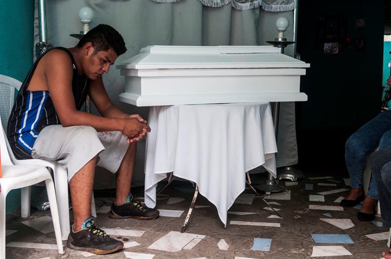 En pleno día del padre, un papá vela a su bebé de 15 meses asesinado en Nicaragua
