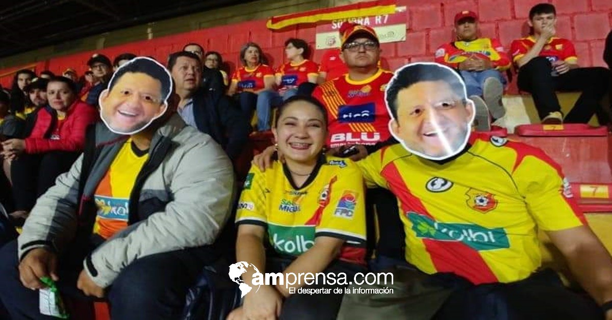Con máscaras de Jafet Soto, aficionados del Herediano apoyan a su polémico directivo