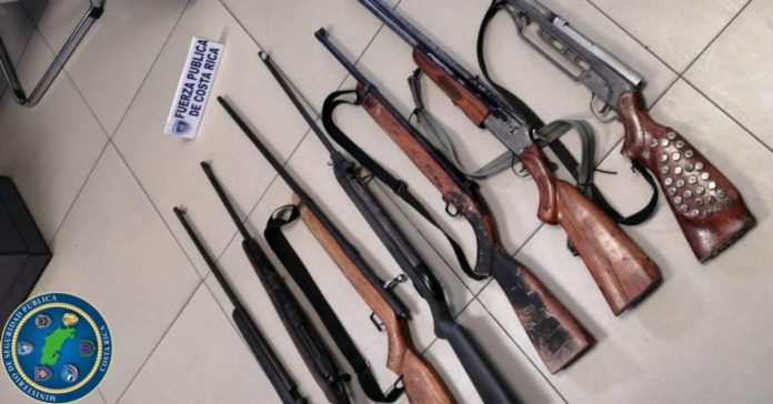 Policía encontró arsenal de armas cuando arrestaba hombre por pensión
