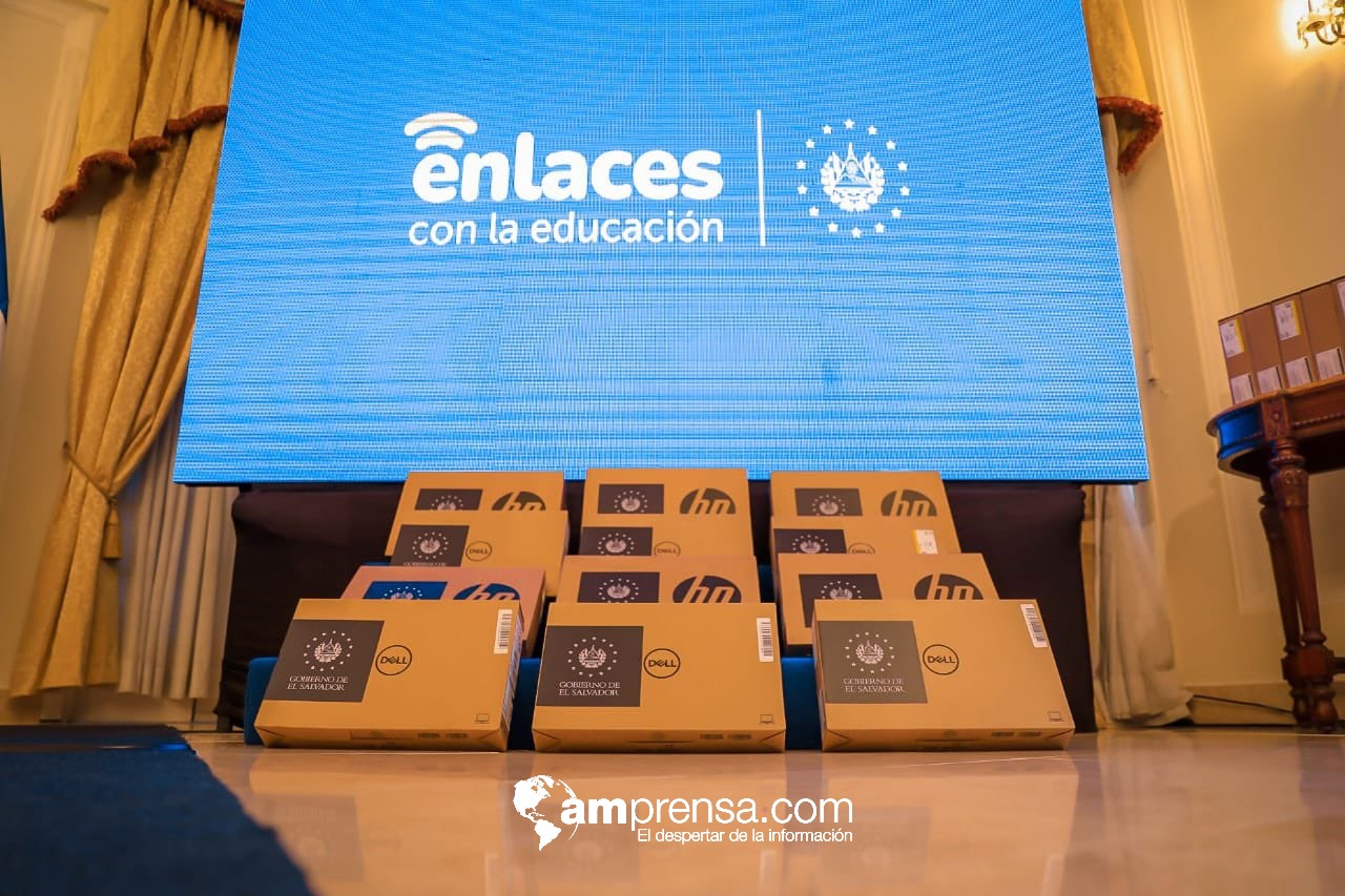 Gobierno de Bukele regala computadoras a estudiantes del sector público salvadoreño