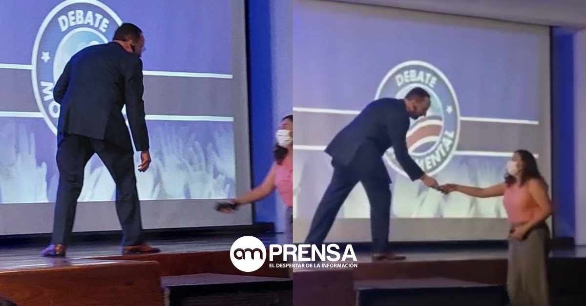 (Video) ¡Que torta! En medio debate presidencial regañan a Eli Feinzaig por usar su celular
