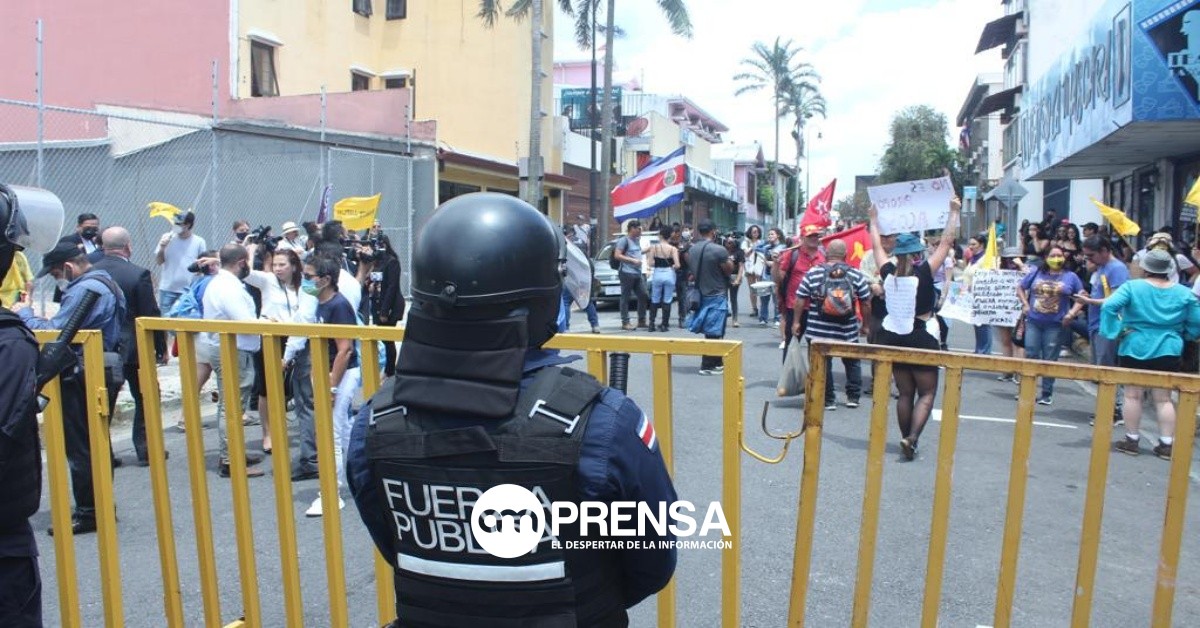 (Fotos y vídeo) Disturbios liderados por mujeres opacaron fin del traspaso de poderes