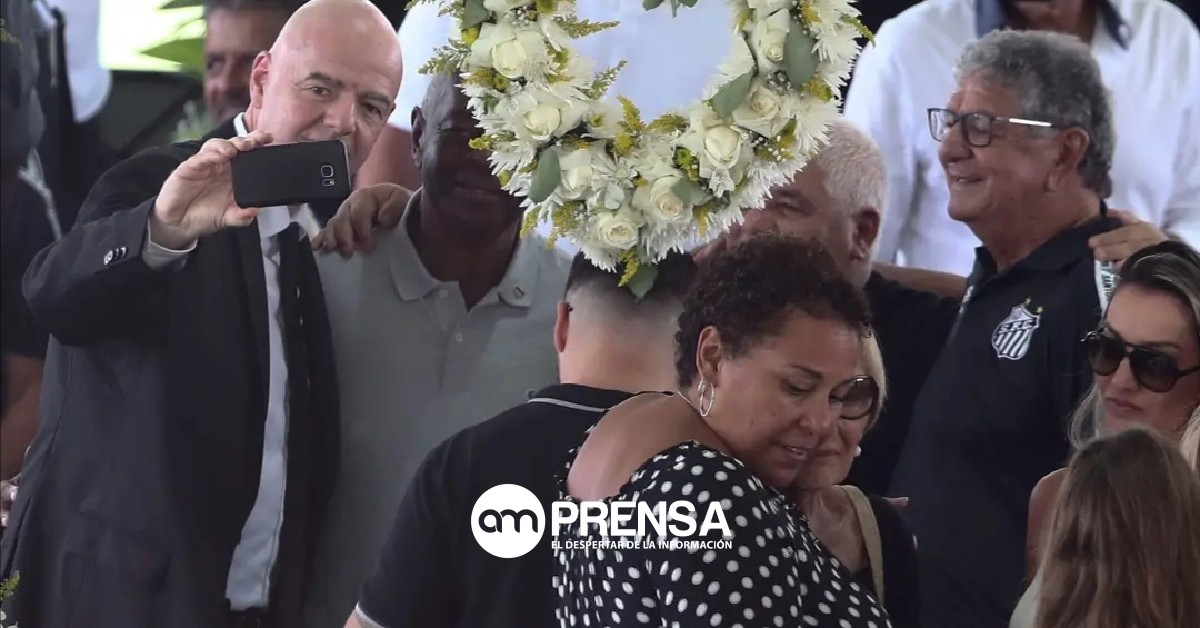 Infantino es criticado tras hacerse selfie en el funeral de Pelé