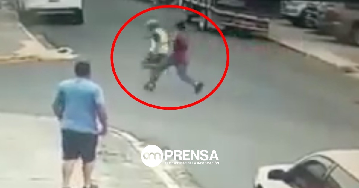 Vídeo capta momento en que asesino persigue a víctima y lo apuñala por la espalda