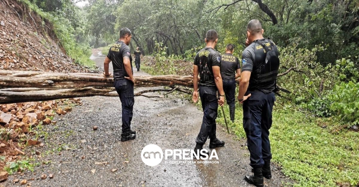 Academia Nacional de Policía de Cuajiniquil ayuda a ciudadanos afectados por lluvias en La Cruz, Guanacaste